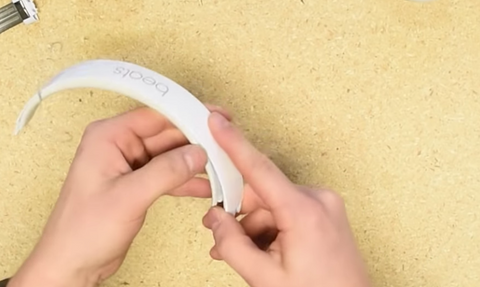 Removing the headband cushion with your fingers