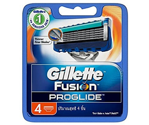 קופסה של תחליפי סכיני גילוח המותג ג'ילט, דגם Fusion ProGlide, מכילה 4 יחידות. הקופסה צבעה בכחול עם עיצוב מודרני, מציגה סכין גילוח ומדגישה יתרונות כמו 'סכינים דקים ועדינים' ו'נוגד רגישות'.