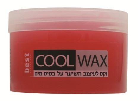 מוצר טיפוח שיער 'COOL WAX' בצבע ורוד-אדום, באריזת פלסטיק שקופה. מוצר על בסיס מים לגימור מבריק וסגנון שיער קל לשימוש.