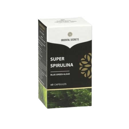 קופסה של תוסף תזונה 'Super Spirulina' של המותג 'Oriental Secrets', כוללת 60 קפסולות עם ספירולינה. צבעי הקופסה שחור ולבן עם נגיעות ירוקות.