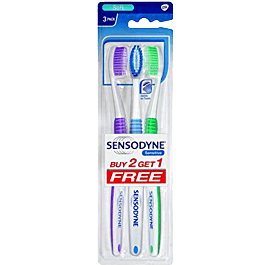 חבילת מברשות שיניים Sensodyne Sensitive כוללת 3 מברשות רכות, מתאימות לשיניים רגישות, עם סיבים מחודדים.