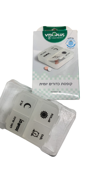 קופסת כדורים יומית של VITA PLUS, שקופה עם ארבעה תאים מסומנים לימים בוקר, צהריים, ערב ולפני שינה, לשימוש יומיומי פשוט ונוח.