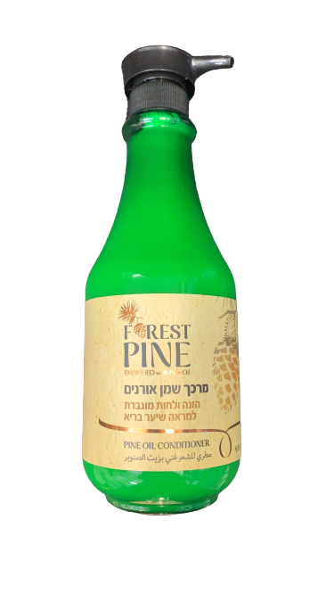 בקבוק קונדישונר ברק צבע ירוק של מותג 'FOREST PINE'. הבקבוק מכיל פיה לנקז, ותווית בעברית ובאנגלית המפרטת את המוצר כמרכך שיער שמן אורנים.