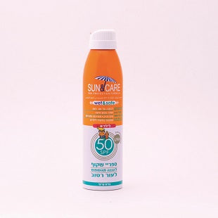 תרסיס הגנה מהשמש SPF50 מבית SUN&CARE, מתאים לעור רגיש, עמיד במים, נספג במהירות ולא שמנוני.