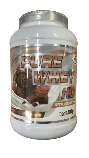 מיכל אבקת חלבון מסוג 'PURE WHEY HD' במשקל 700 גרם, בטעם גבינת שמנת שוקולד, עשוי מפלסטיק לבן עם מכסה מבריק