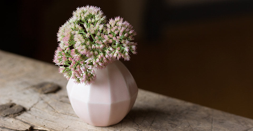 秋の花を一輪飾って。陶器製のフラワーベース