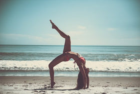 femme yoga sur la plage