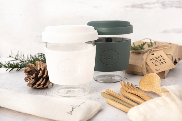 Reusable SoL to-go glass tumbler green and white with reusable utensil set