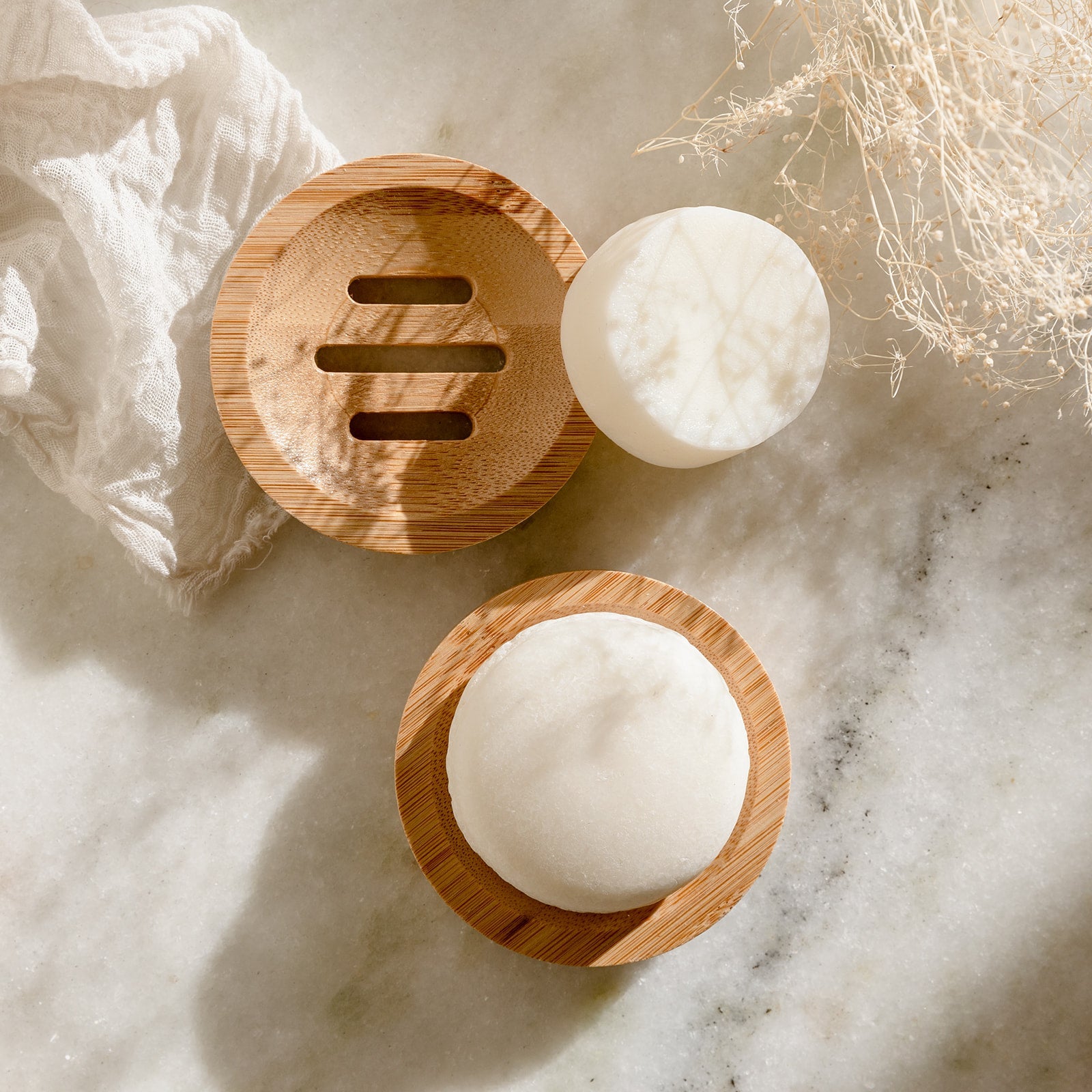 https://cdn.shopify.com/s/files/1/0691/2304/7743/products/round-bamboo-shampoo-bar-holder-427078.jpg?v=1702003585