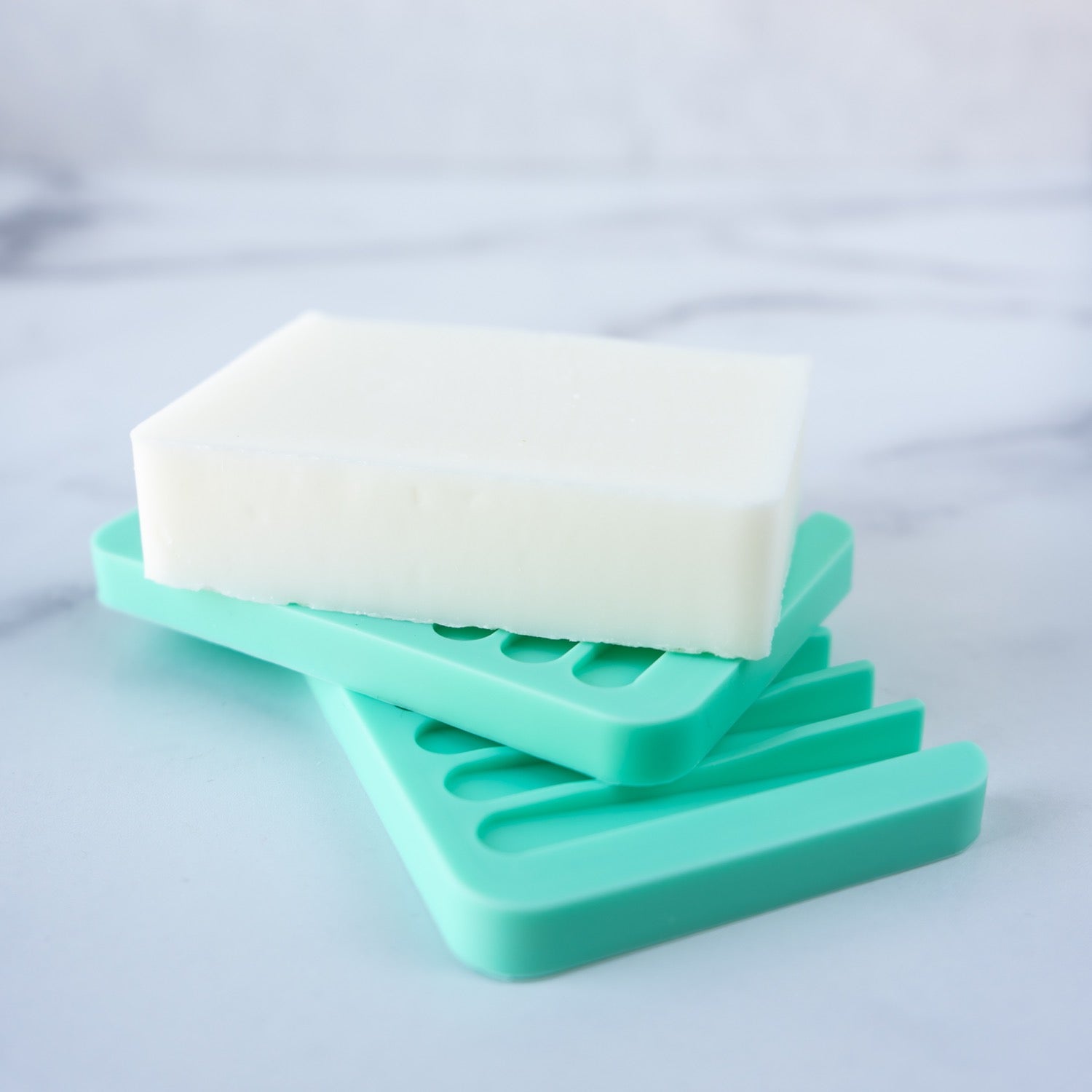 https://cdn.shopify.com/s/files/1/0691/2304/7743/products/self-draining-silicone-soap-dish-441128.jpg?v=1690593660