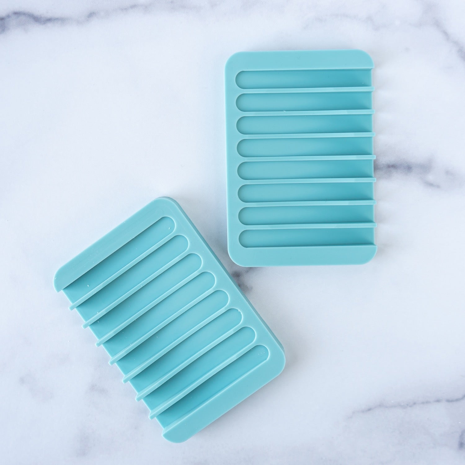 https://cdn.shopify.com/s/files/1/0691/2304/7743/products/self-draining-silicone-soap-dish-515924.jpg?v=1690593660