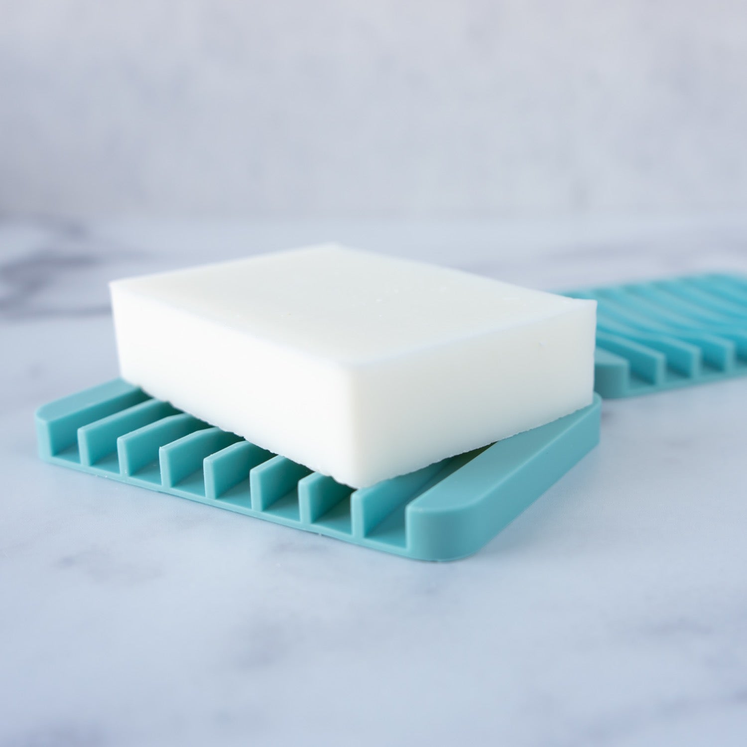 https://cdn.shopify.com/s/files/1/0691/2304/7743/products/self-draining-silicone-soap-dish-592646.jpg?v=1690593660