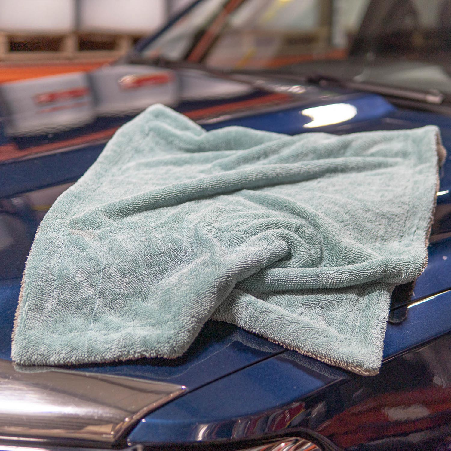 The Rag Company - The Gauntlet Drying Towel - 70/30 Blend Korean  Microfiber, Designed to Dry Vehicles Faster, More Thoroughly & More Gently  Than Others, 900gsm, 20in x 30in, Ice Grey + Grey 