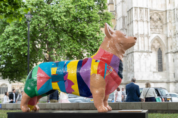 Jane-the-Corgi-outside-Westminster-Abbey-photo-by-Mickey-Lee