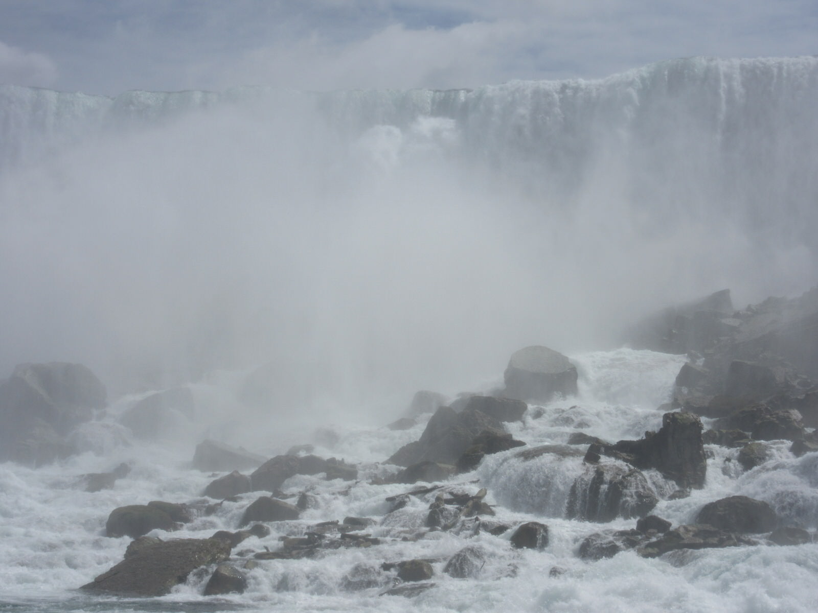 Niagara-Falls-water-spray-view-from-the-boat