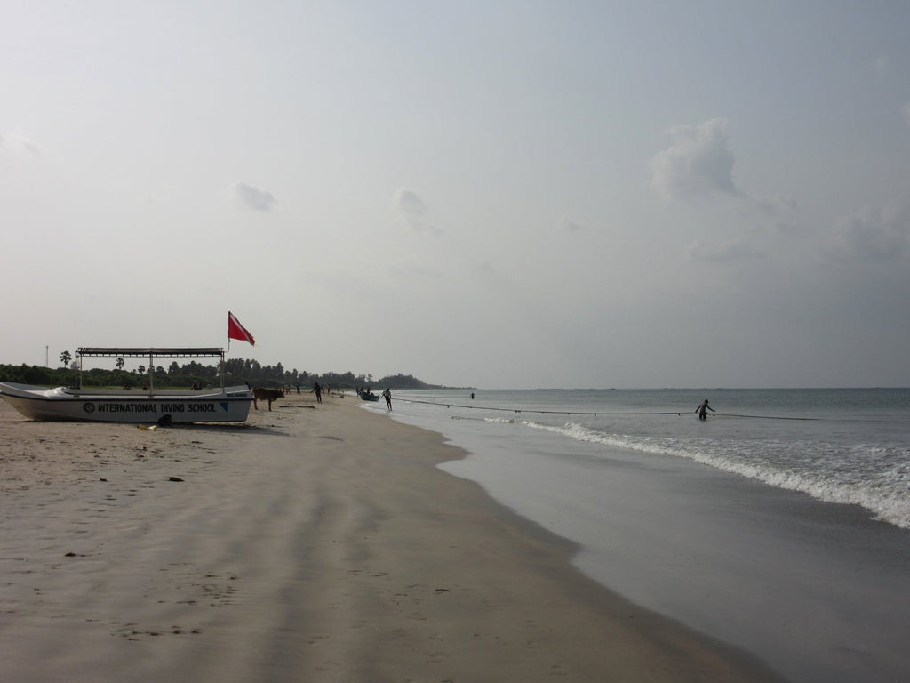Nilaveli-beach-Sri-Lanka-with-fishermen-in-distance