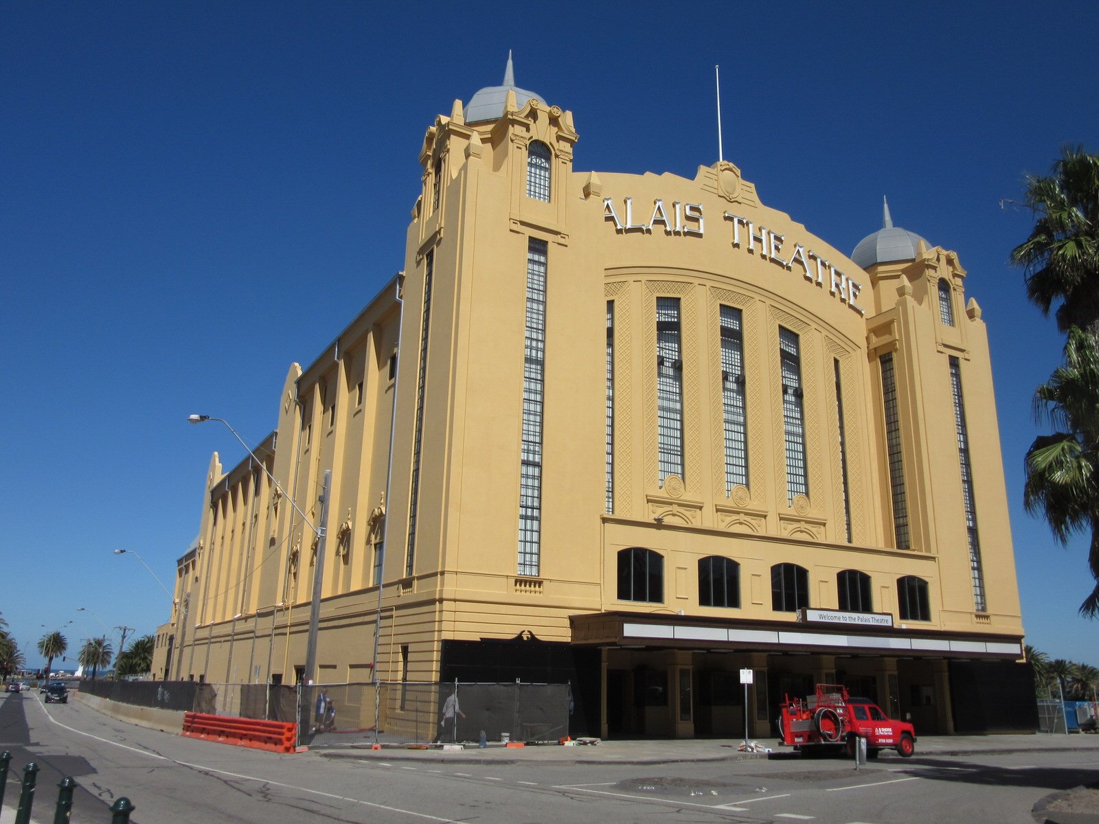 Yellow-facade-of-art-deco-Palais-Theatre-Melbourne