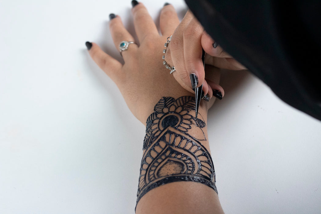 Mehndi (henna tattoo) before getting married is an Indian wedding tradition  : r/MadeMeSmile
