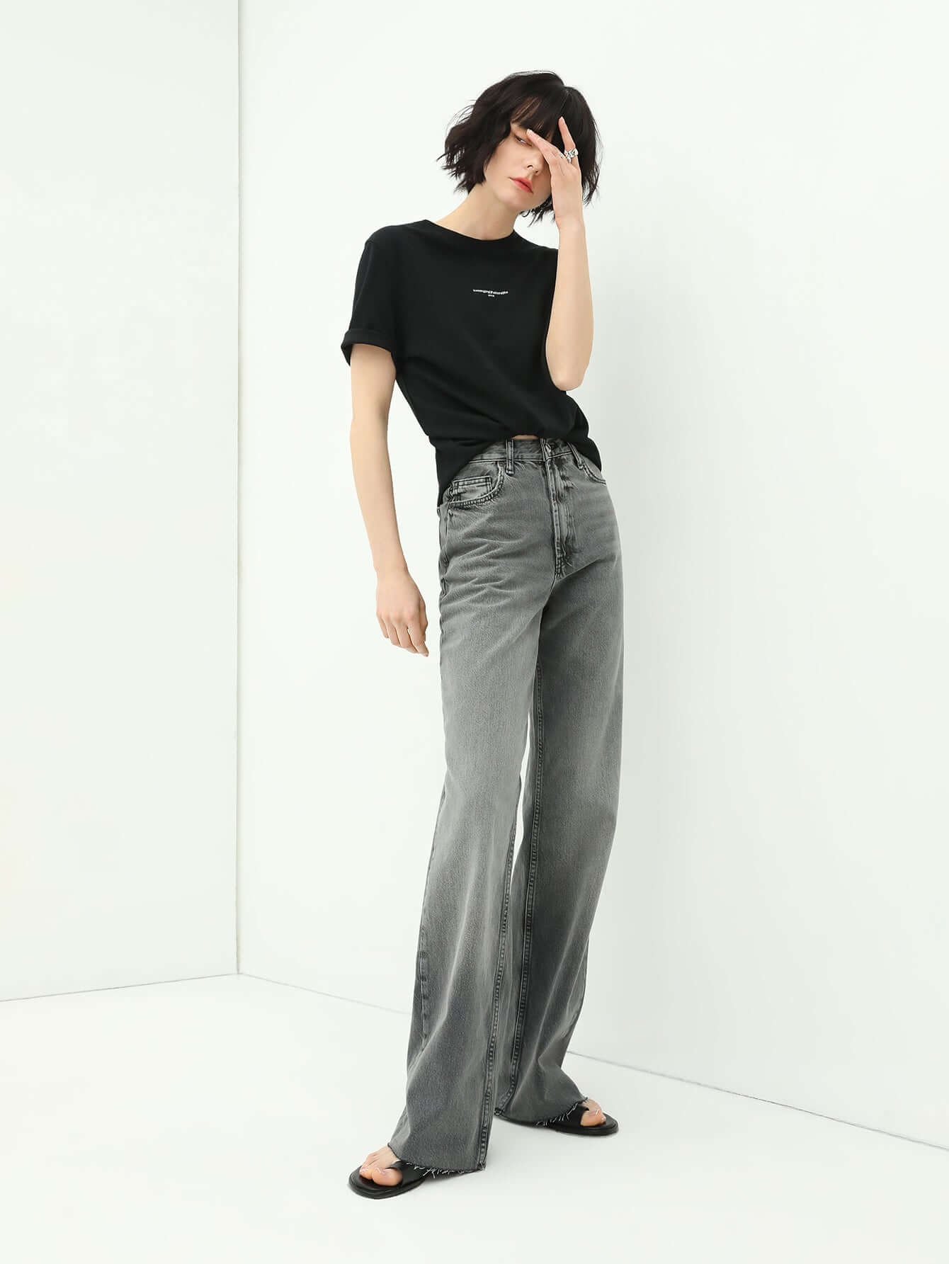 minimalist-letter-print-crew-neck-short-sleeve-tee_all_black_1.jpg