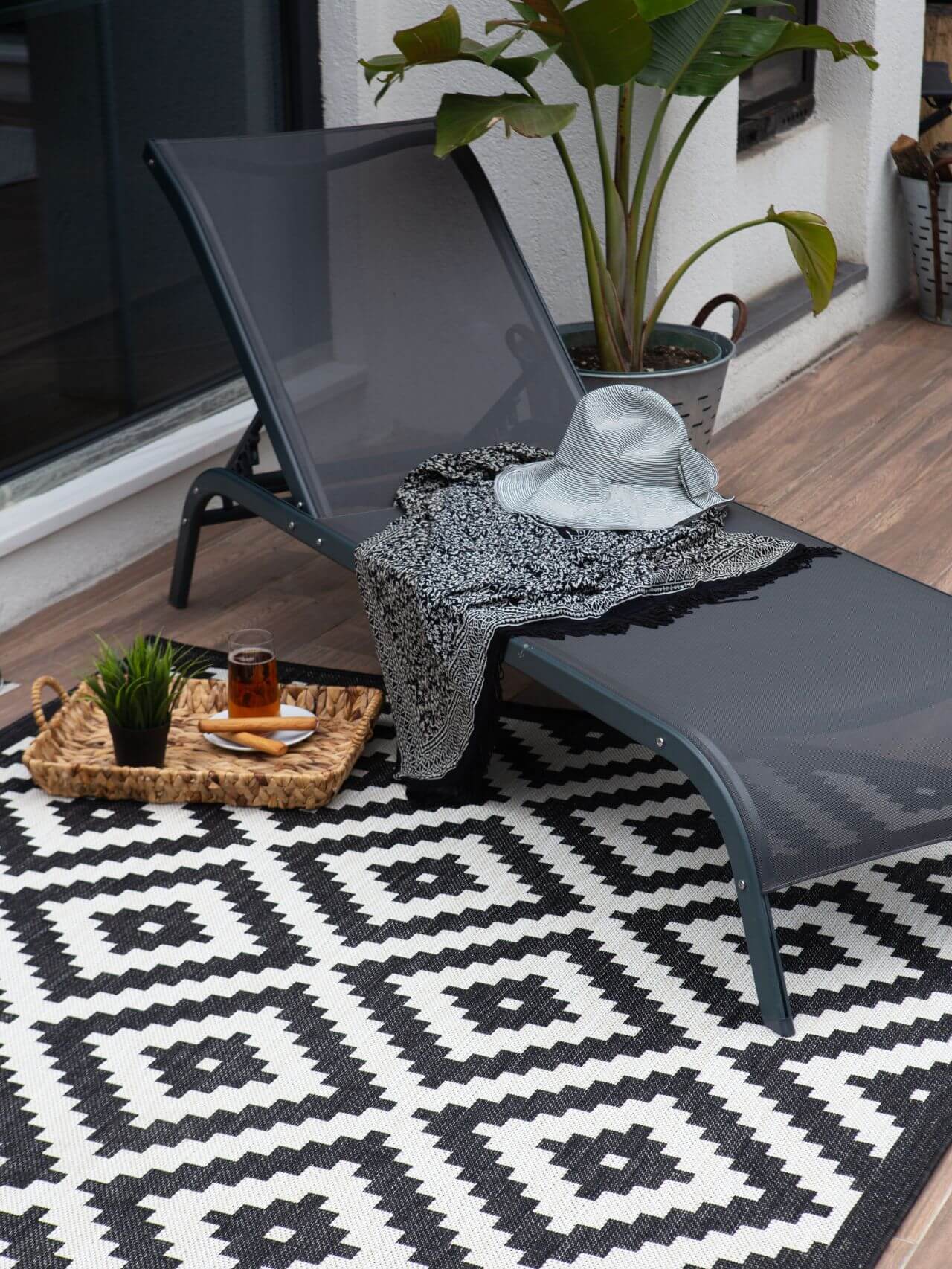 Ecology Collection Outdoor Rugs in Black 