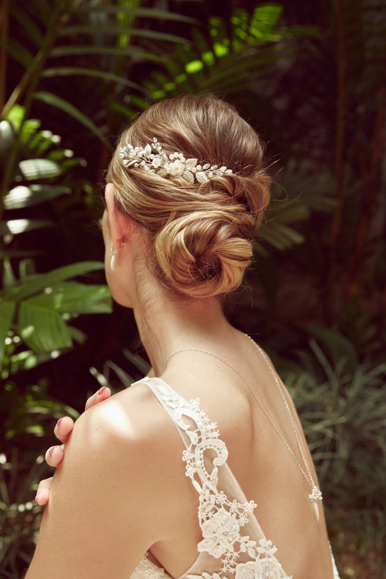 peigne mariage porté par une mariée ainsi qu'un collier de dos bohème