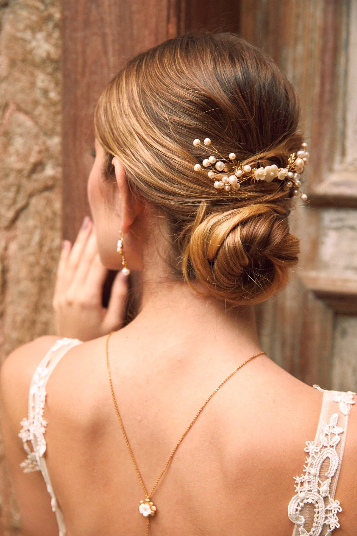 peigne mariage malléable pour chignon porté avec un collier de dos en or avec des fleurs