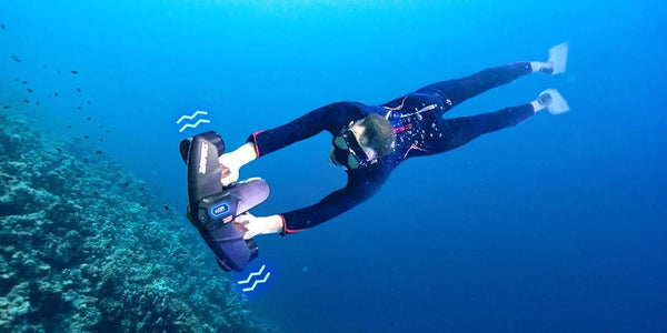 Navbow Sublue underwater scooter freediver with vibrating notifications.