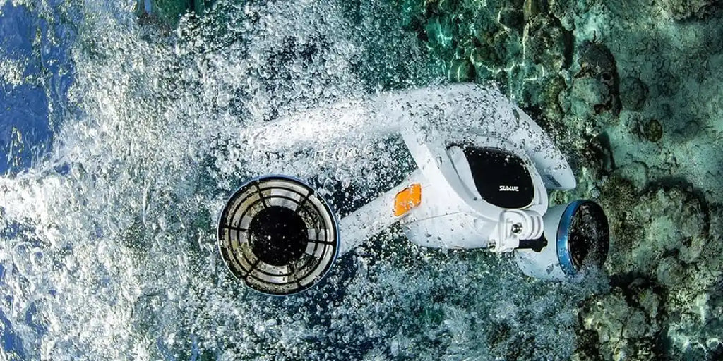 Whiteshark Mix Sublue underwater scooter in the water.