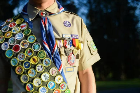 Porter des insignes scouts