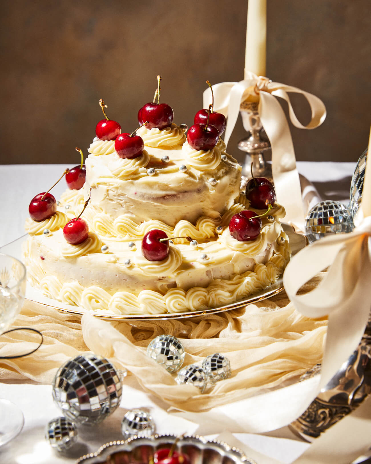 Easy vintage-style cake on a beautiful table decorated with disco balls and vintage candles with ivory ribbons