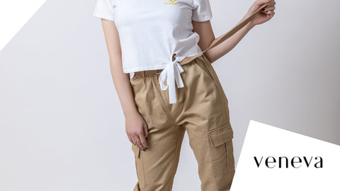 polo blanco y pantalon beige