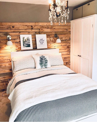 Bedroon pallet wood wall and chandelier