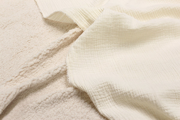 Idée couture : une couverture tissu sherpa mouton et double gaze de coton, recto verso, le combo de la douceur !