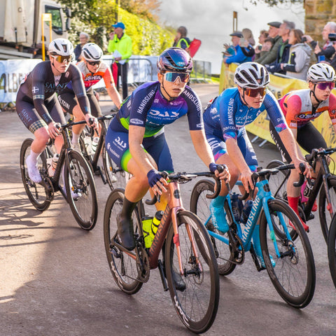 Handsling riders at CiCLE Classic