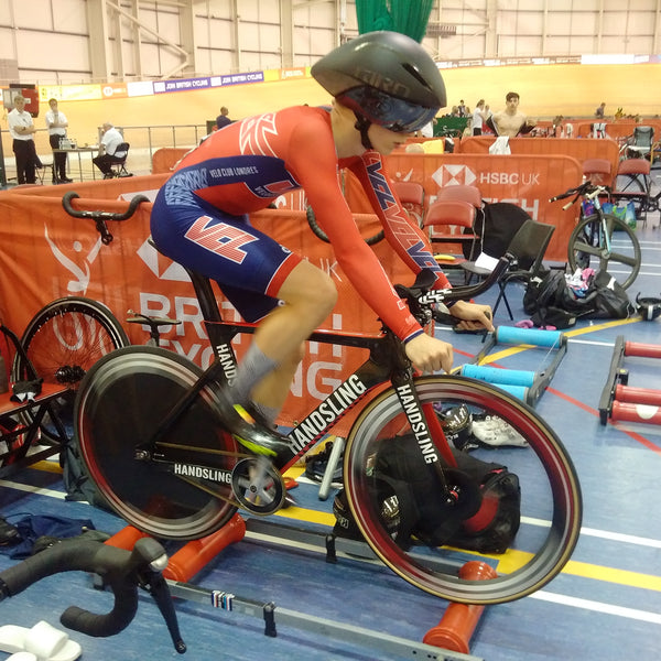 El múltiple campeón nacional Oscar Nilsson-Julien calentando para los 500 m TT en su Handsling TR3