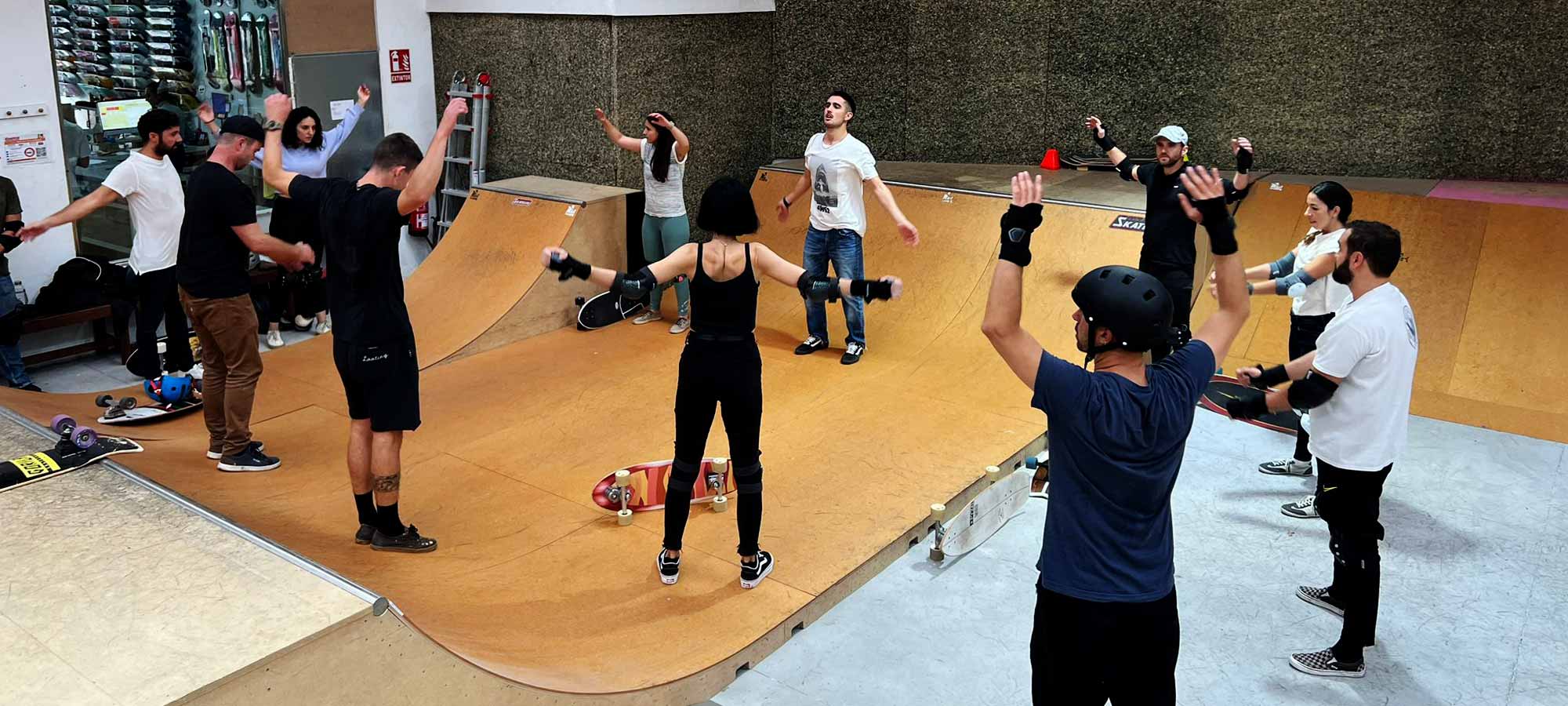 clases surfskate en skatepark indoor