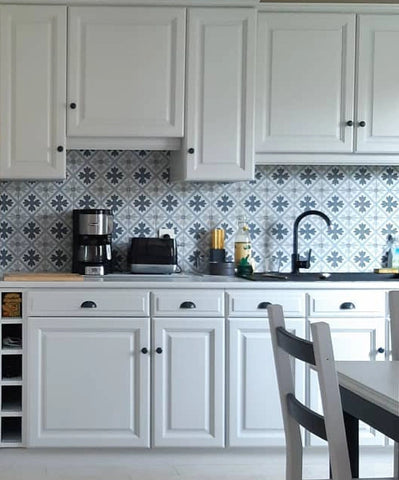 Cuisine relookée avec peinture pour meuble blanche