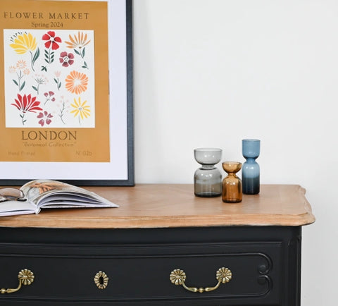 Commode en bois : plateau poncé et verni avec un vernis acrylique