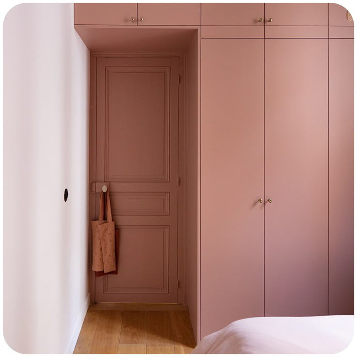 Façades de placard repeintes en rose