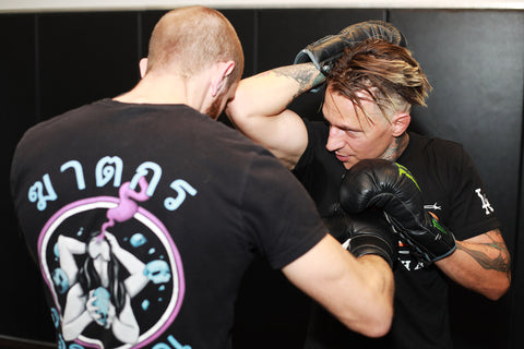 A photo of Kevin Ross using the art of 8 limbs in Muay Thai fighting