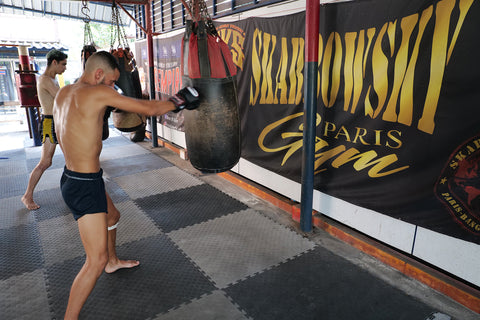 A photo of a fighter demonstrating bag work at Skarbowsky Gym BKK Jockygym, one of the best Bangkok Muay Thai gyms in Thailand