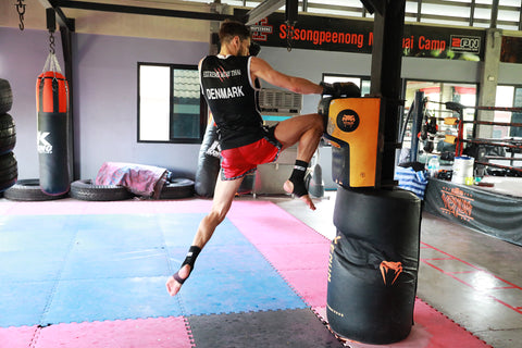 A photo of a fighter demonstrating bag work at Sitsongpeenong, one of the best Bangkok Muay Thai gyms in Thailand