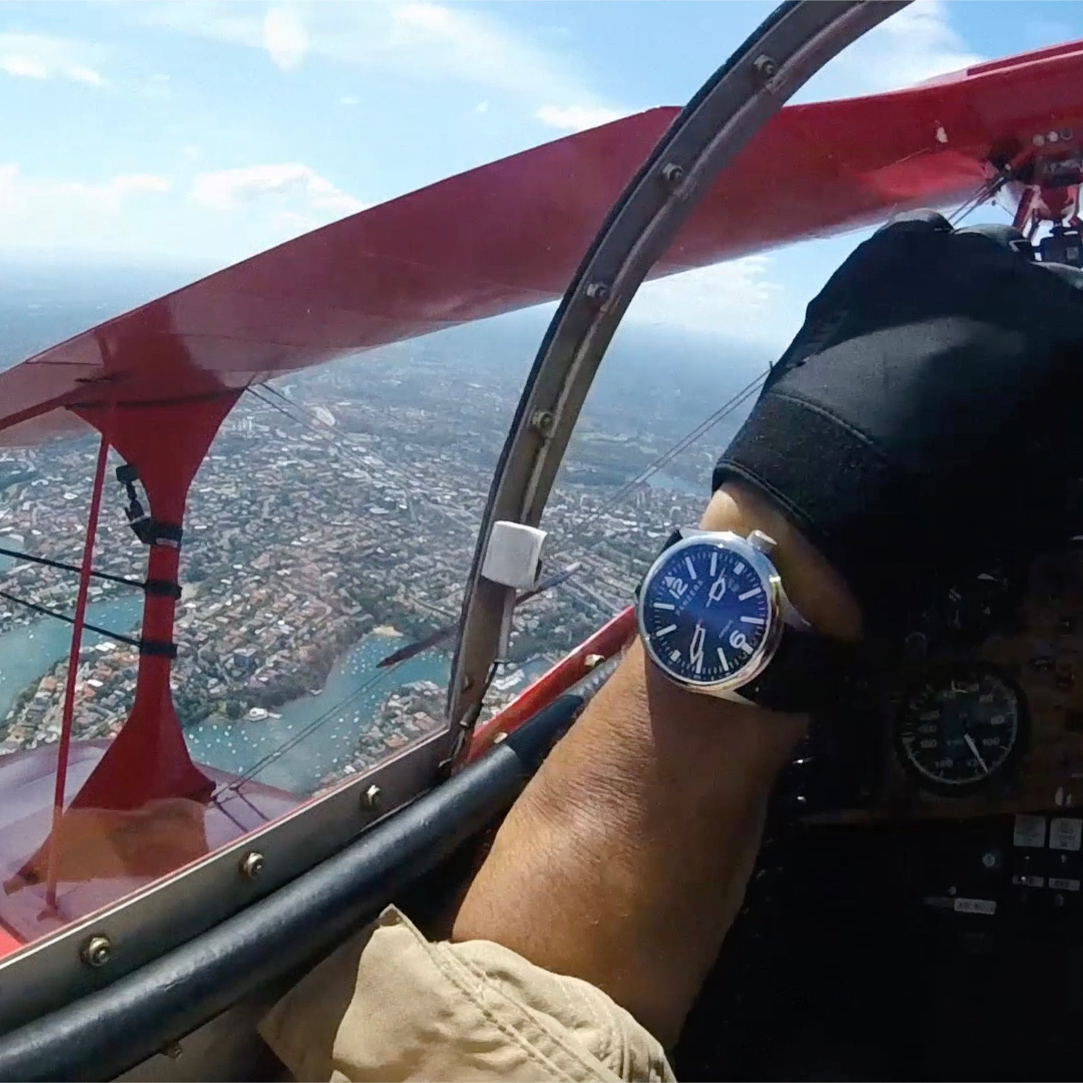 Can someone identify the watch that Amir Khan wore in “Lal Singh Chadda”? :  r/hmtwatches