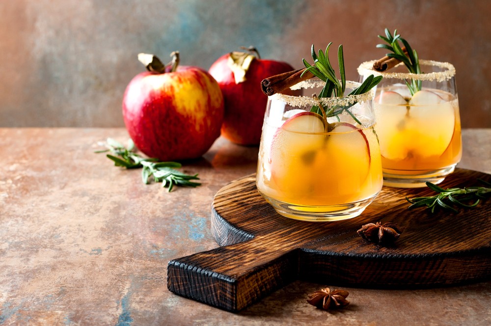 Caramel apple hot toddy - fall wine cocktails