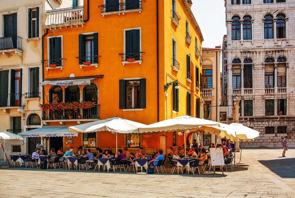 Drink wine like an Italian - sidewalk cafe in Venice 