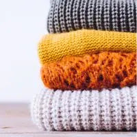 Pile de pulls douillets colorés automne