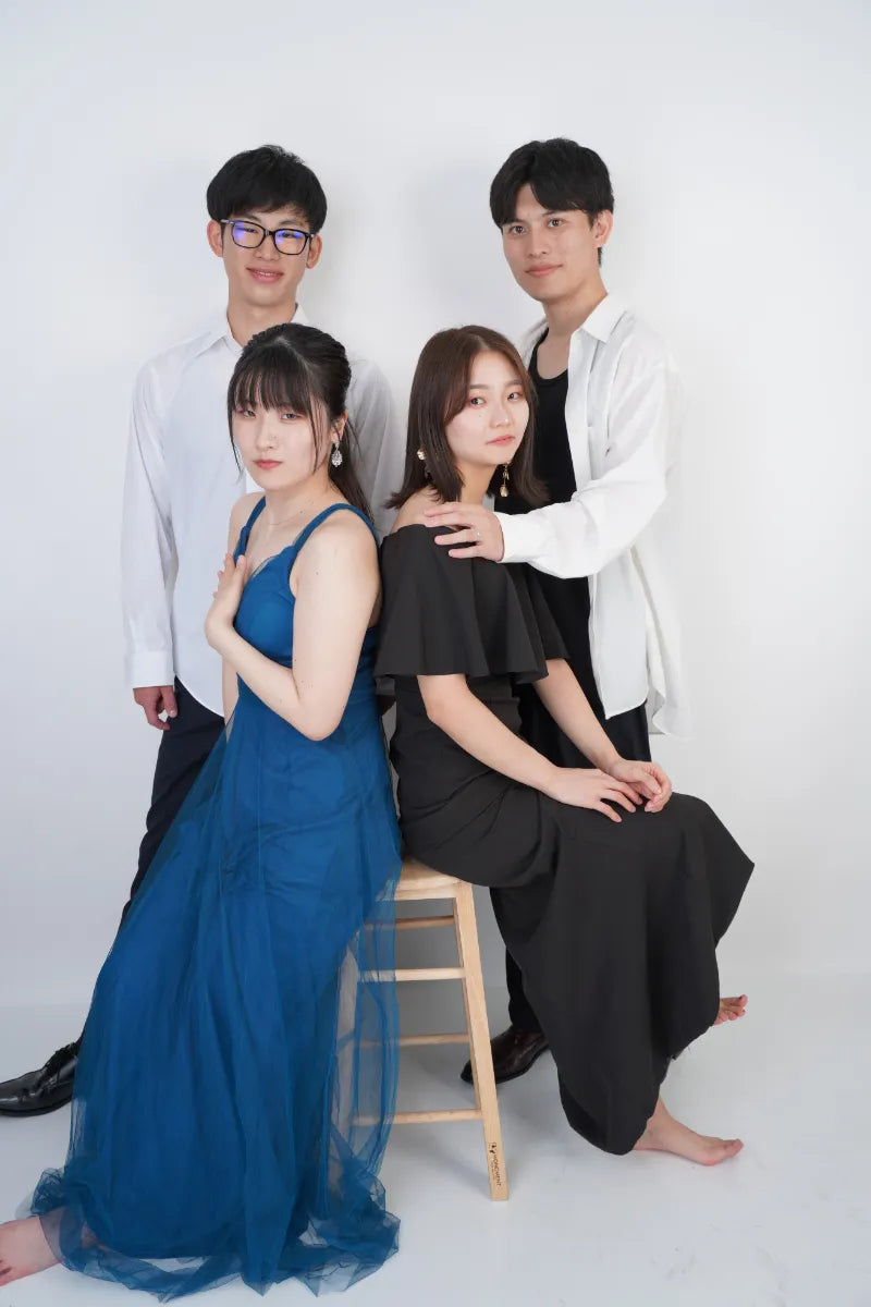 セルフ写真 - フォーマルな衣装を着た4人の友人が仙台のフォトスタジオQnNe(キュンネ)でセルフ写真撮影。仲間との特別な瞬間をカジュアルでおしゃれに記録。