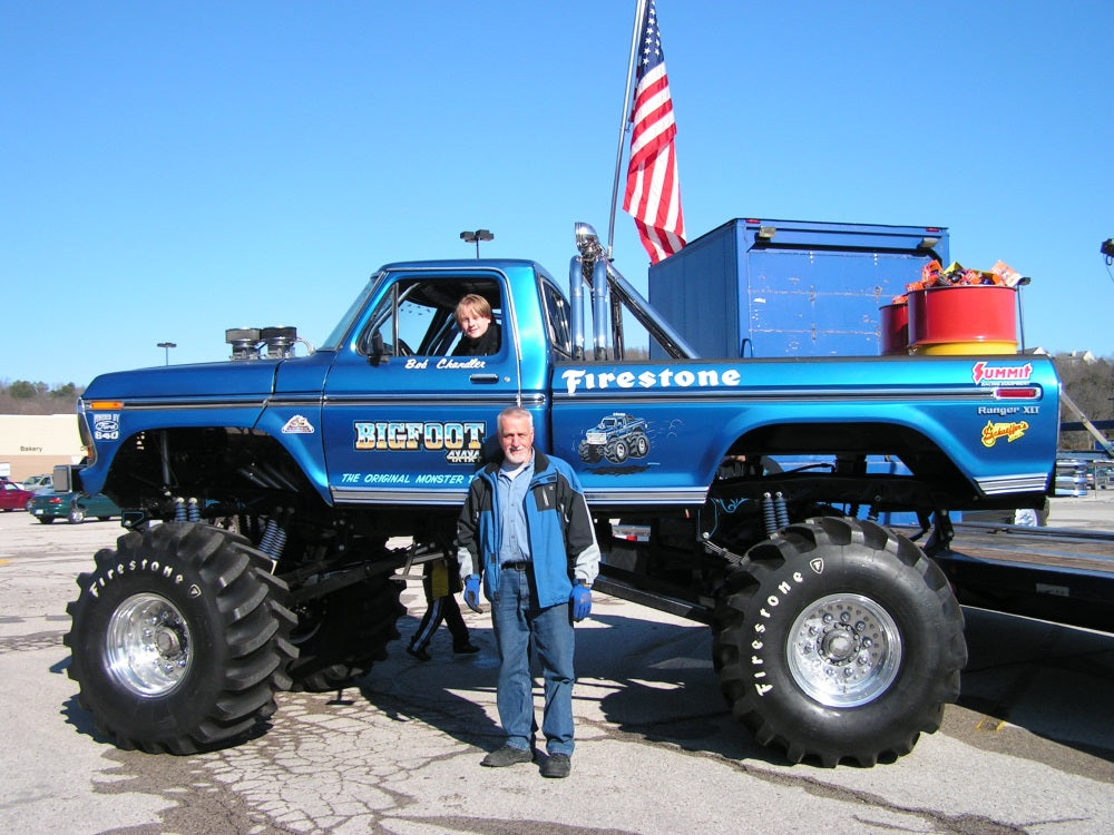 Original F250 Bigfoot chez Eureka MO Walmart avec propriétaire et ventilateur