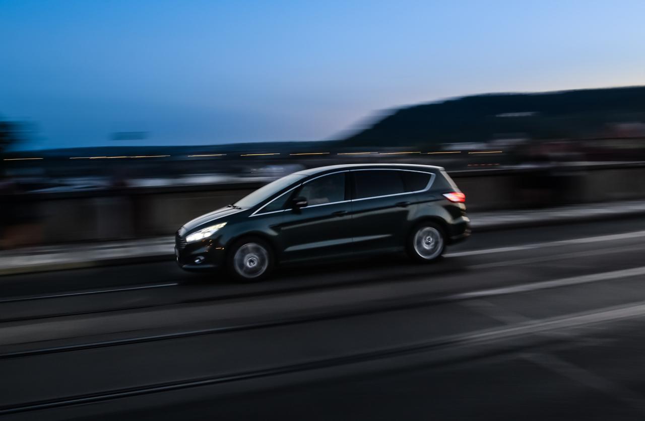 Honda Odyssey sur autoroute avec une suspension améliorée