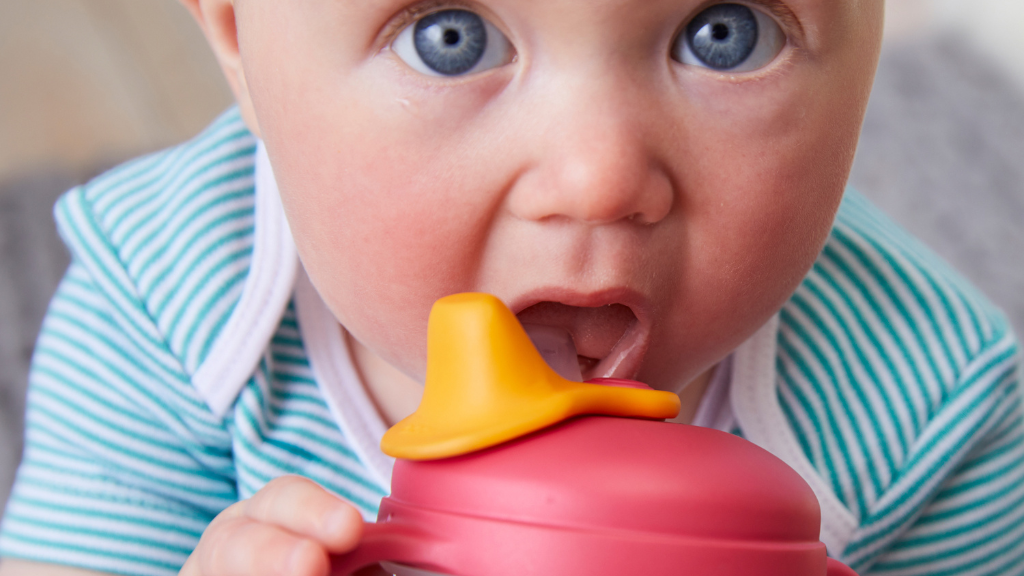 baby using b.box spout cup for drinking